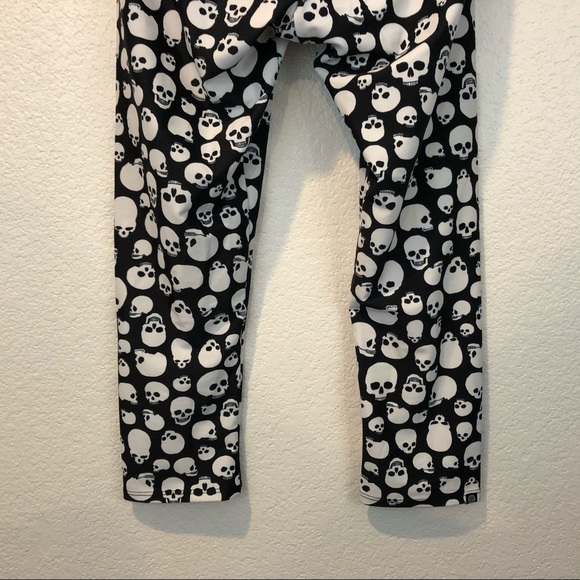 Onzie Skull Print High Basic Capri Leggings - Picture 11 of 16